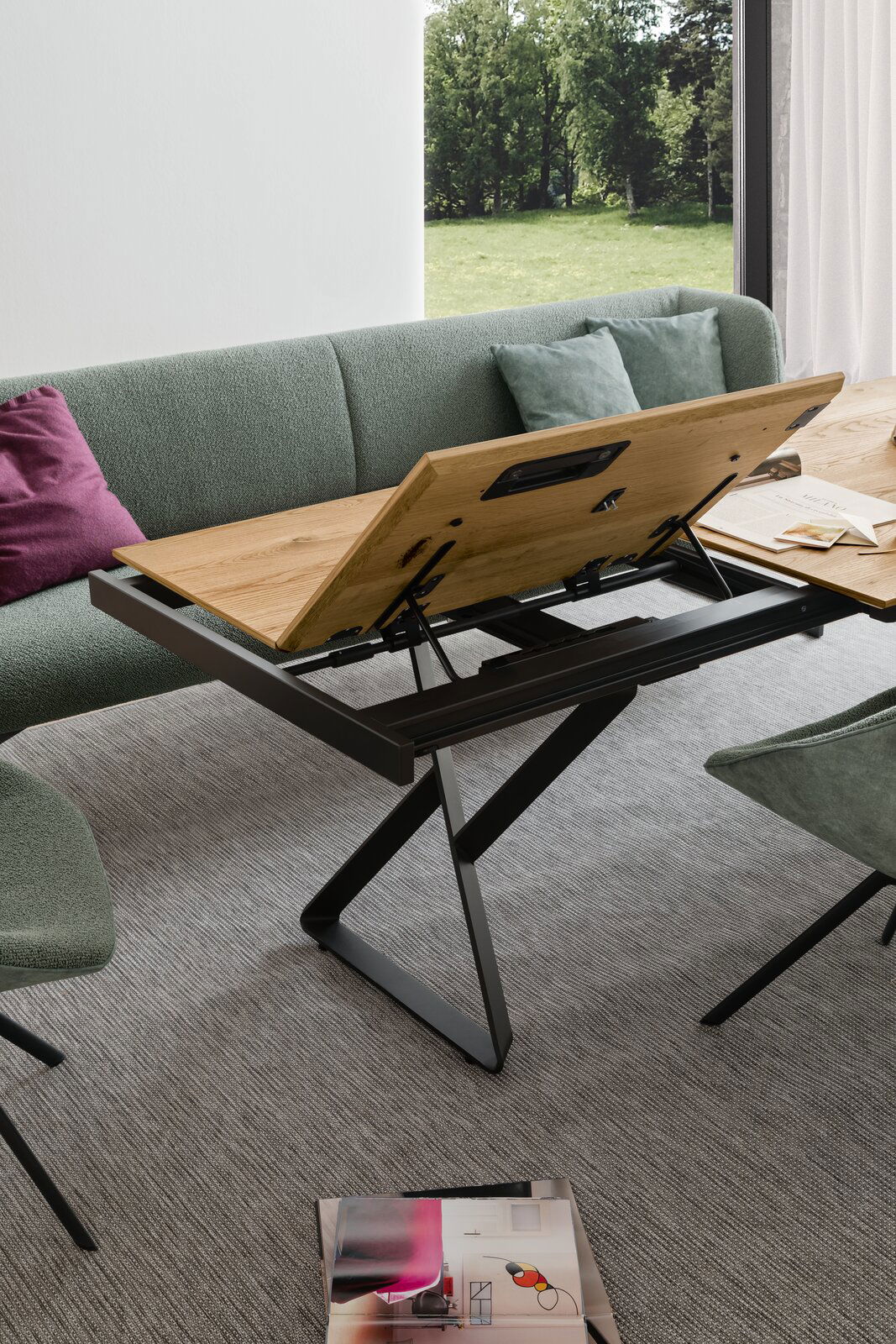 Moderner Esstisch mit klappbarer Holzplatte und schwarzem Metallgestell, seitliche Perspektive.