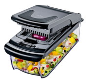 Zwiebel- und Gemüsehacker in seitlicher Perspektive, der bunte Gemüsewürfel in einem transparenten Behälter auffängt.