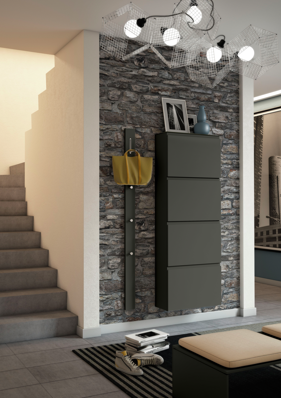 Moderano Garderoben-Set LECCO Moderner Eingangsbereich mit einem schwarzen Hängeschuhschrank und einer Hakenleiste an einer Steinwand, seitliche Perspektive.
