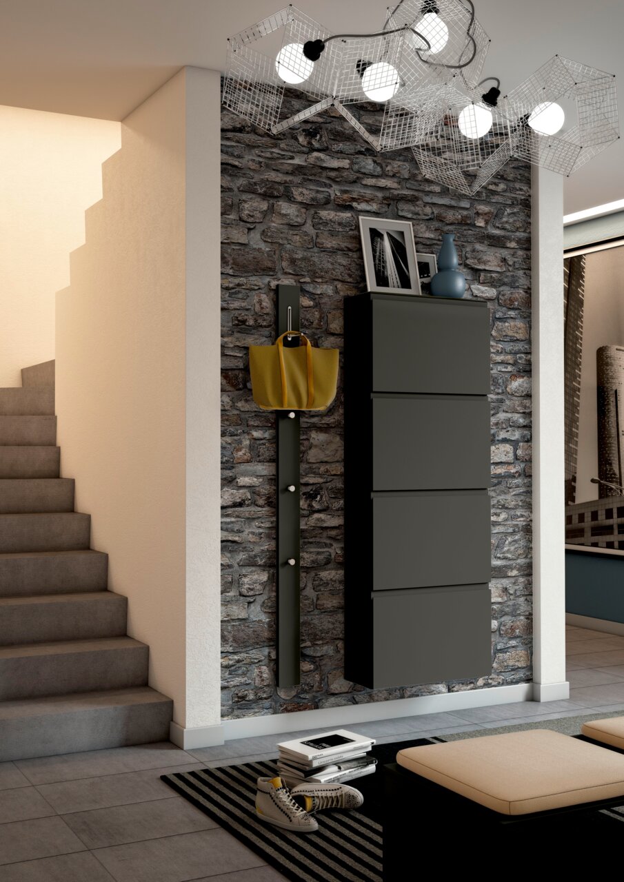 Moderano Hangende schoenenkast LECCO Moderne hal met een zwarte hangende schoenenkast en een kapstok aan een stenen muur, zijaanzicht.