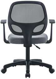 Rückansicht eines Drehstuhls mit grauem Netzrücken und gepolstertem Sitz, Armlehnen und Rollen.