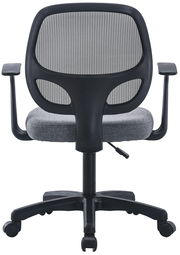 Rückansicht eines Drehstuhls mit grauem Netzrücken und gepolstertem Sitz, Armlehnen und Rollen.