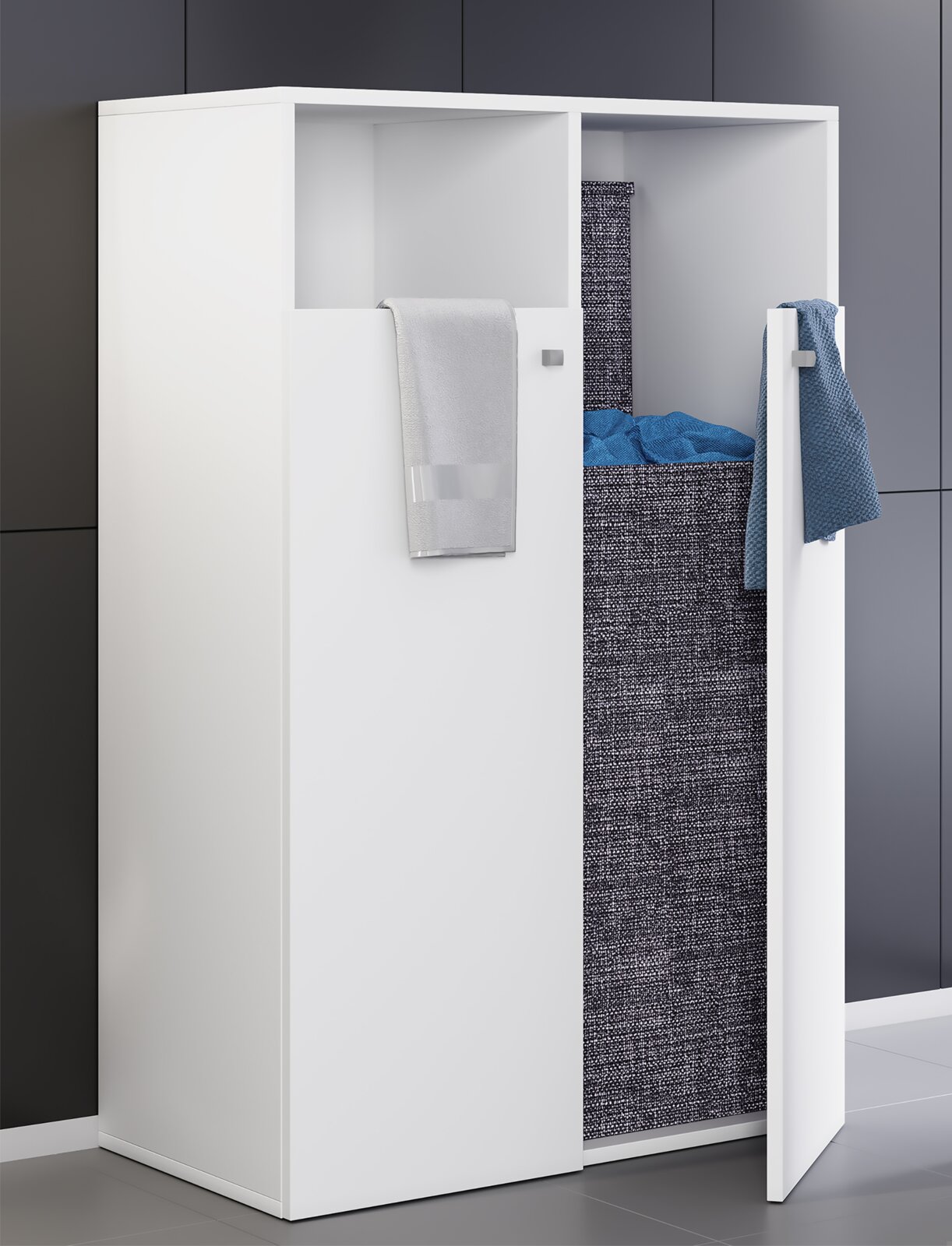 Weißer Badezimmer-Wäscheschrank mit geöffneten Türen und integriertem Wäschekorb in dunkelgrauer Stoffoptik, Handtücher hängen an den Fronten, schräg von vorn/rechts aufgenommen.