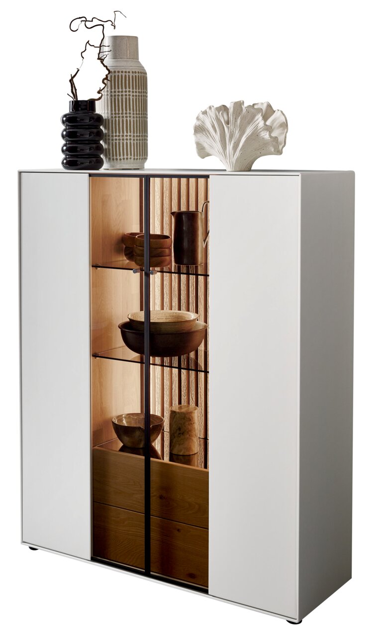 Modernes Highboard mit Glasfront, dekoriert mit Vasen und Skulptur, seitliche Perspektive