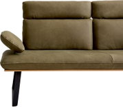 Detailansicht eines olivgrünen Leder-Sofas mit verstellbarer Kopfstütze und Armlehne, schwarzem Metallfuß und Holzsockel, fotografiert frontal von vorne links
