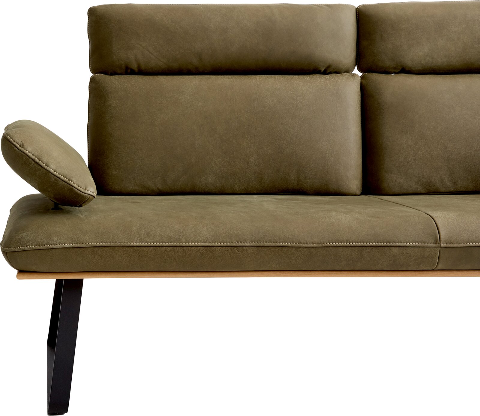 Detailansicht eines olivgrünen Leder-Sofas mit verstellbarer Kopfstütze und Armlehne, schwarzem Metallfuß und Holzsockel, fotografiert frontal von vorne links