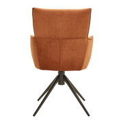 Rückansicht eines Armlehnstuhls mit rostfarbenem Stoffbezug und schwarzem Metallgestell.