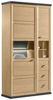 Vitrine aus hellem Holz mit mehreren Schubladen und offenen Fächern, frontal betrachtet