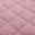 Nahaufnahme eines rosa gepolsterten Stoffes mit gestepptem Rautenmuster, perspektivisch von oben betrachtet.