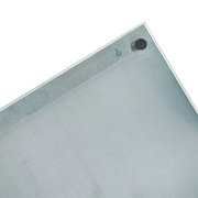 Nahaufnahme eines Memoboards aus Glas mit einer Ecke und einer Befestigungsschraube sichtbar.