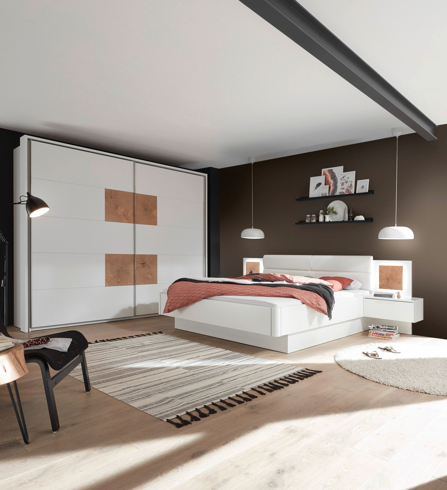 Moderne Schlafzimmeransicht mit weißem Schwebetürenschrank und Bettanlage, seitliche Perspektive