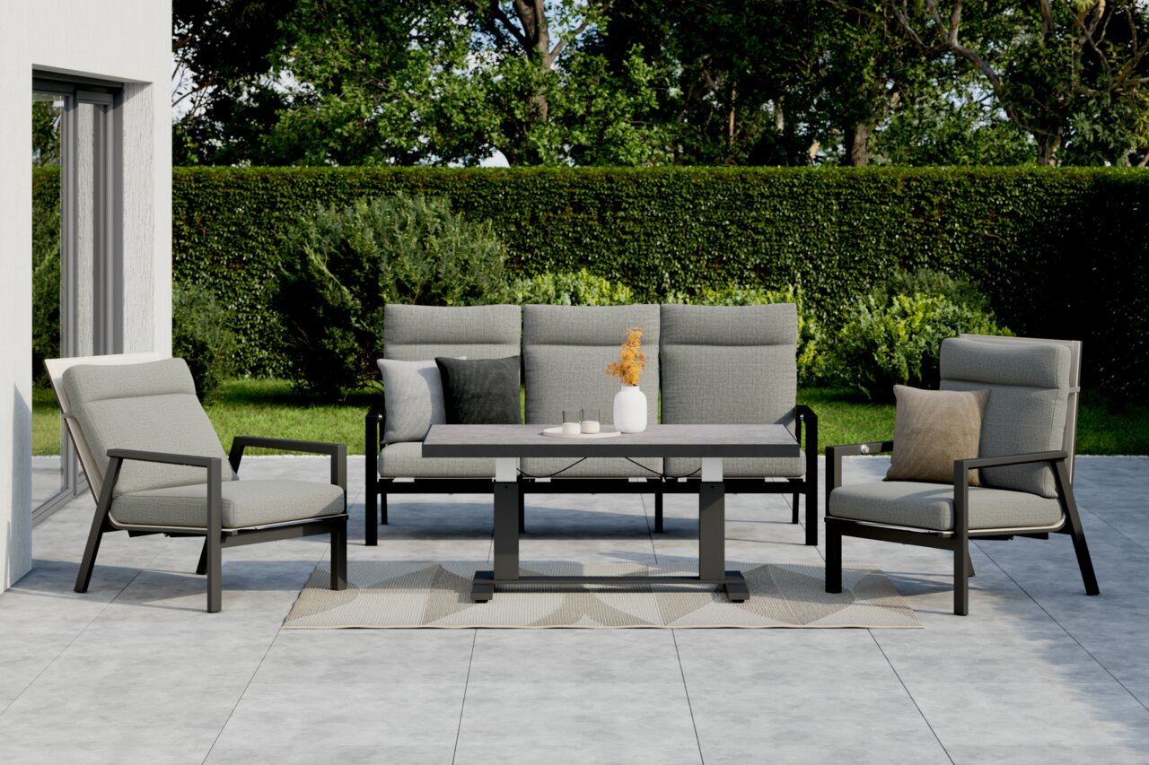 Amatio Pro Gartenbank 3-Sitzer LUZERN PLUS Gartenmöbel-Set mit zwei Sesseln, einer Bank und einem Tisch auf einer Terrasse, umgeben von grüner Hecke und Bäumen, aus der Frontperspektive.