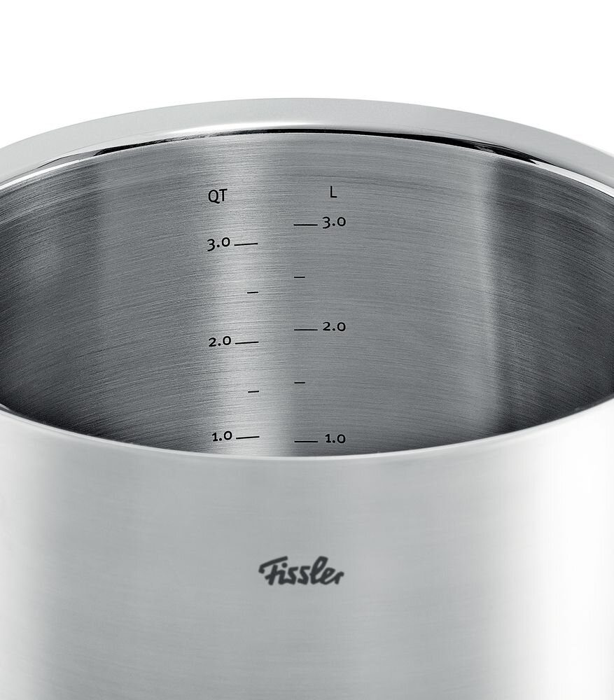 Nahaufnahme eines Edelstahlkochtopfs mit Messskala und Fissler-Logo, Blick von oben in den Topf.