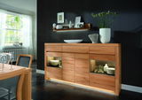 Hochwertiges Highboard aus Holz mit Glaseinsätzen, dekoriert mit Geschirr und Vasen, seitliche Perspektive