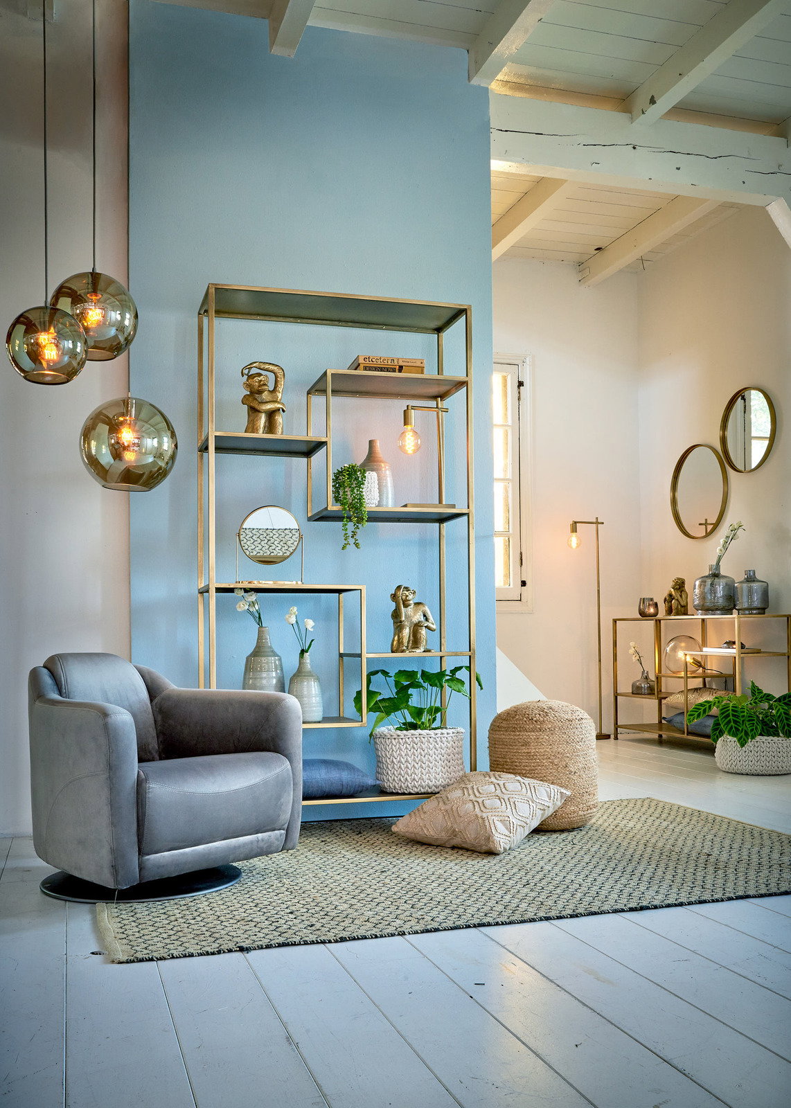 Offenes Regal mit goldenen Rahmen, dekoriert mit Pflanzen und Vasen, in einem modernen Wohnzimmer. Perspektive von vorne.