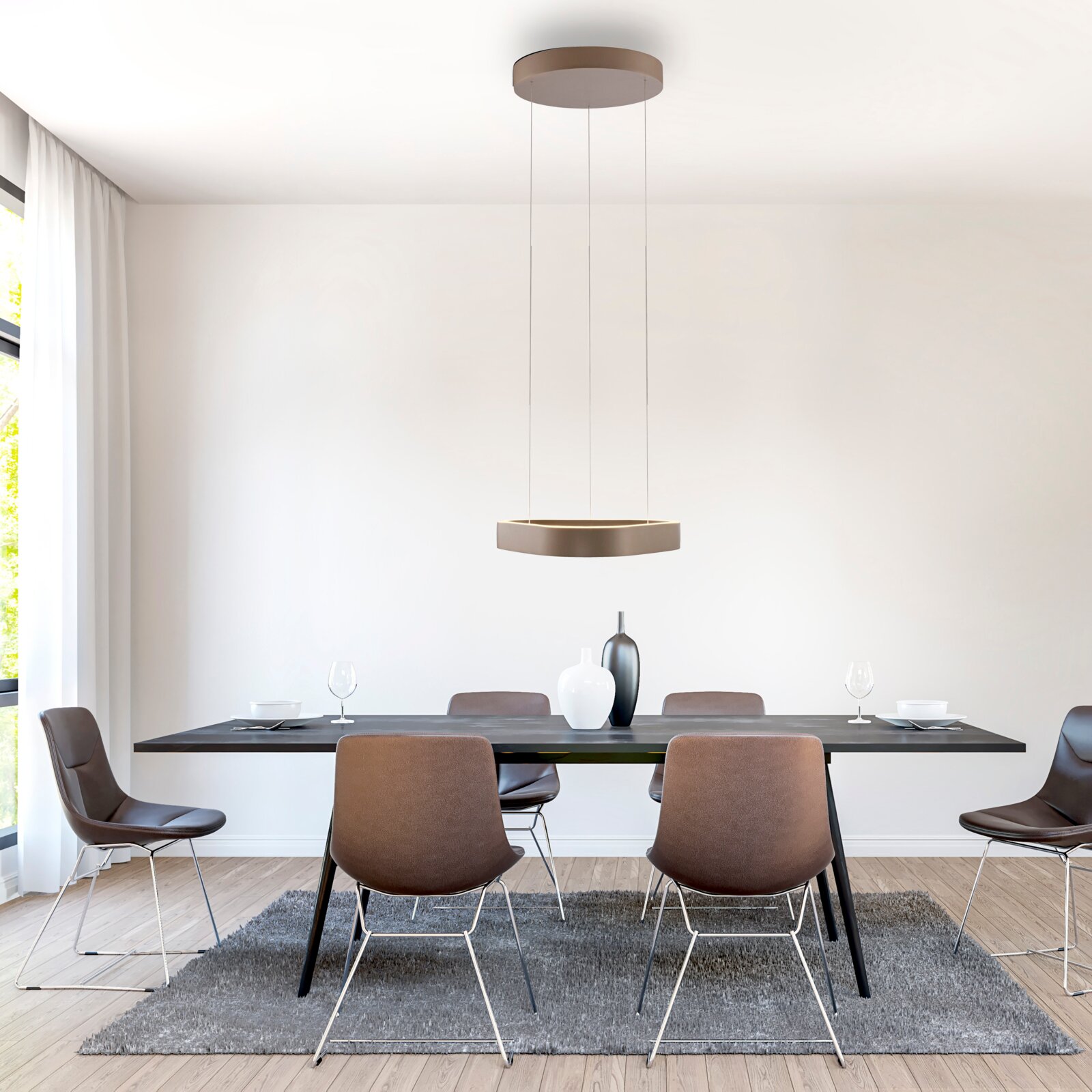 Moderne runde LED-Pendelleuchte in Bronzeoptik über einem Esstisch im hellen Esszimmer, Frontansicht in leicht erhöhter Perspektive