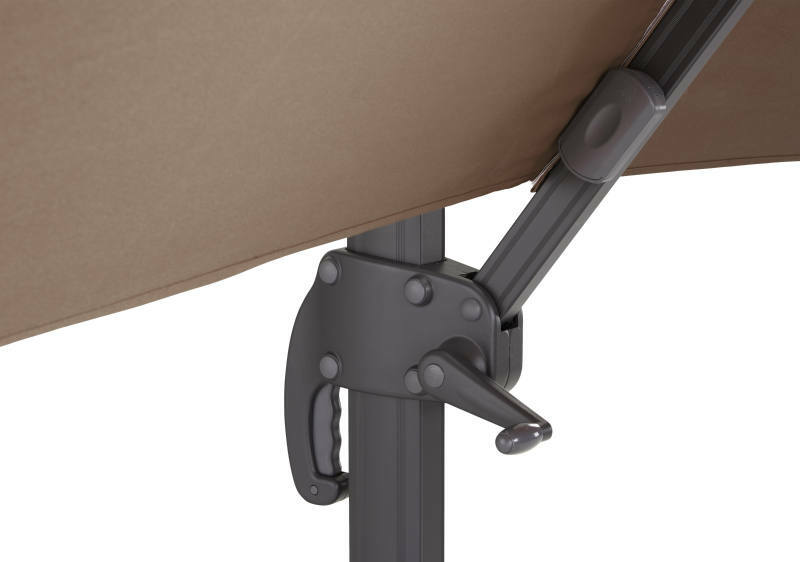 Nahaufnahme eines Sonnenschirmmechanismus mit Kurbel und Neigungsfunktion, seitliche Perspektive