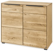 Houten ladekast in eikenlook met zes lades en zwarte handgrepen, vrijstaand op een witte achtergrond, schuin vooraanzicht (licht van bovenaf)