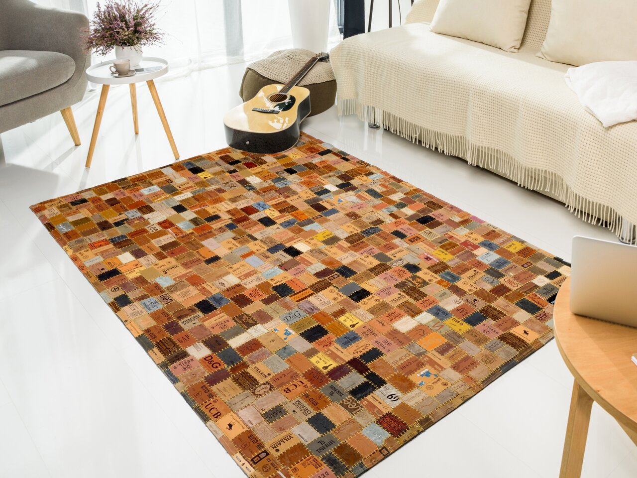 Lederteppich mit buntem Patchwork-Design in einem modernen Wohnzimmer, fotografiert aus einer leicht erhöhten Perspektive.