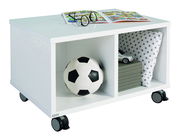 Weißes Rollregal mit zwei Fächern, gefüllt mit einem Fußball, einem Kissen und einem Spielzeugauto, seitliche Perspektive