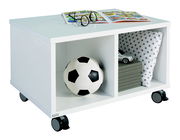 Weißes Rollregal mit zwei Fächern, gefüllt mit einem Fußball, einem Kissen und einem Spielzeugauto, seitliche Perspektive