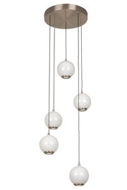 Moderne LED-Hängeleuchte mit fünf kugelförmigen, weißen Lampenschirmen, aufgehängt an einem runden, metallischen Baldachin. Ansicht von unten.