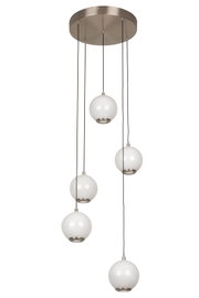 Moderne LED-Hängeleuchte mit fünf kugelförmigen, weißen Lampenschirmen, aufgehängt an einem runden, metallischen Baldachin. Ansicht von unten.