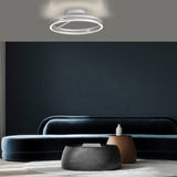 Moderne Deckenleuchte PURE Loop in einem stilvollen Wohnzimmer, von unten betrachtet.