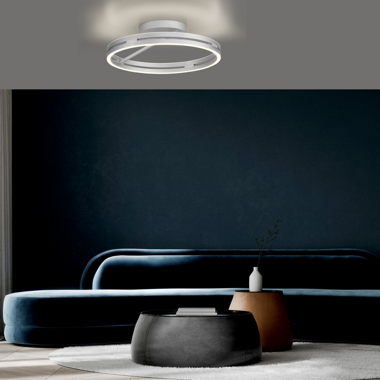 Moderne Deckenleuchte PURE Loop in einem stilvollen Wohnzimmer, von unten betrachtet.