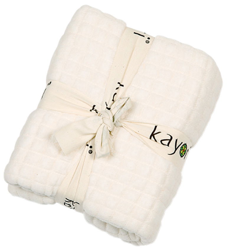 Kayori Plaid MOFU Weißes Plaid 150x220cm von Kayori, gefaltet und mit einem dekorativen Band gebunden, aus der Vogelperspektive.