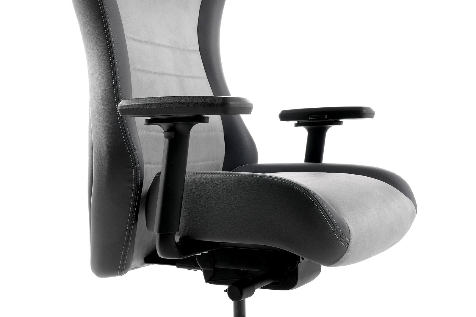 Seitliche Nahaufnahme eines Gaming Stuhls mit Armlehnen und ergonomischem Design.