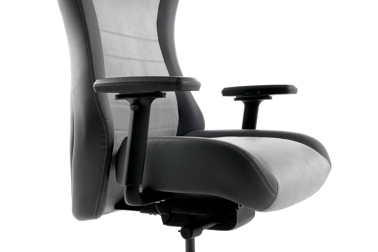 Seitliche Nahaufnahme eines Gaming Stuhls mit Armlehnen und ergonomischem Design.