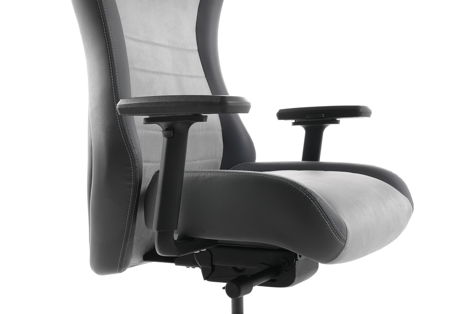 Seitliche Nahaufnahme eines Gaming Stuhls mit Armlehnen und ergonomischem Design.