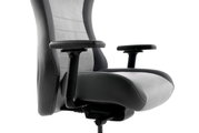 Seitliche Nahaufnahme eines Gaming Stuhls mit Armlehnen und ergonomischem Design.