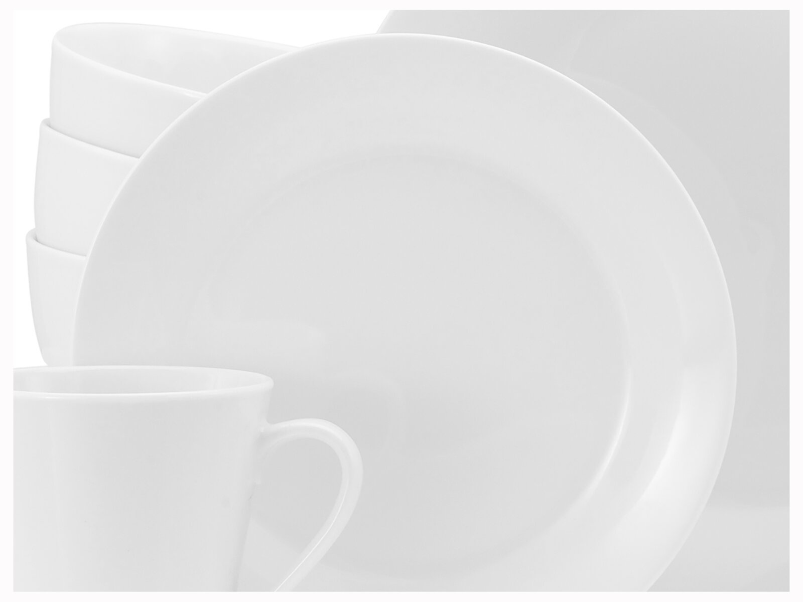 Weißes, minimalistisches Geschirrset aus Porzellan mit großem flachem Teller, gestapelten Schalen und Tasse, in leichter Seitenansicht auf hellem Hintergrund