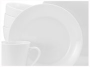 Weißes, minimalistisches Geschirrset aus Porzellan mit großem flachem Teller, gestapelten Schalen und Tasse, in leichter Seitenansicht auf hellem Hintergrund