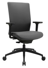 Moderner Bürostuhl in seitlicher Perspektive mit verstellbaren Armlehnen und Rollen, grauer Stoffbezug.