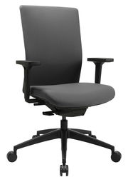 Moderner Bürostuhl in seitlicher Perspektive mit verstellbaren Armlehnen und Rollen, grauer Stoffbezug.