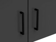 Nahaufnahme von zwei schwarzen Griffen an einer dunklen Schranktür, seitliche Perspektive.