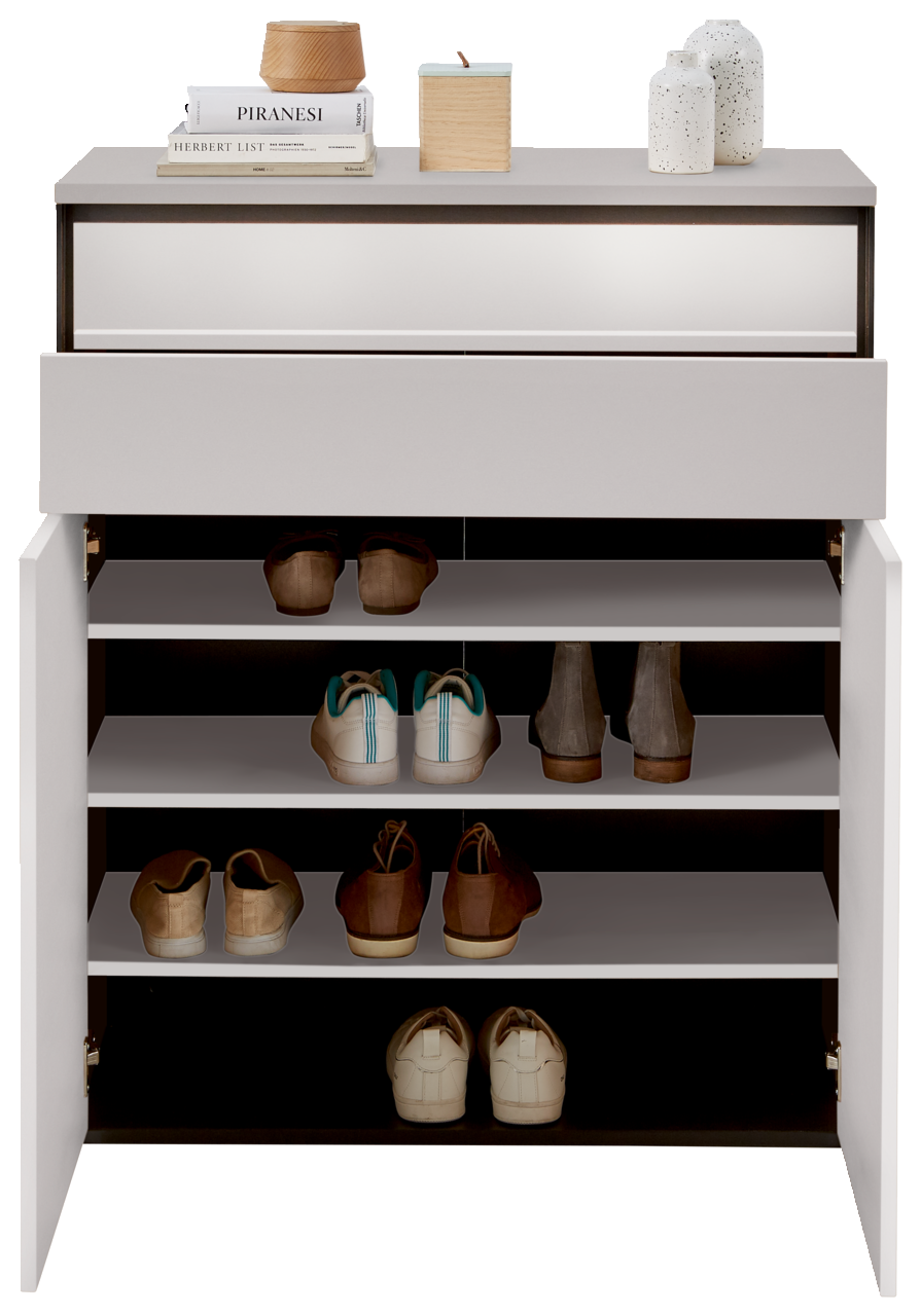 Frontale Ansicht eines modernen Garderoben-Sets mit offenen Türen, das mehrere Paar Schuhe auf Regalböden zeigt. Obenauf befinden sich dekorative Gegenstände wie Bücher und Vasen.