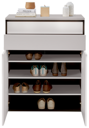 Frontale Ansicht eines modernen Garderoben-Sets mit offenen Türen, das mehrere Paar Schuhe auf Regalböden zeigt. Obenauf befinden sich dekorative Gegenstände wie Bücher und Vasen.