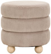 Runder, beige gepolsterter Hocker mit geripptem Stoff und drei übereinanderliegenden Polstern, auf Holzfüßen stehend, seitliche Perspektive.