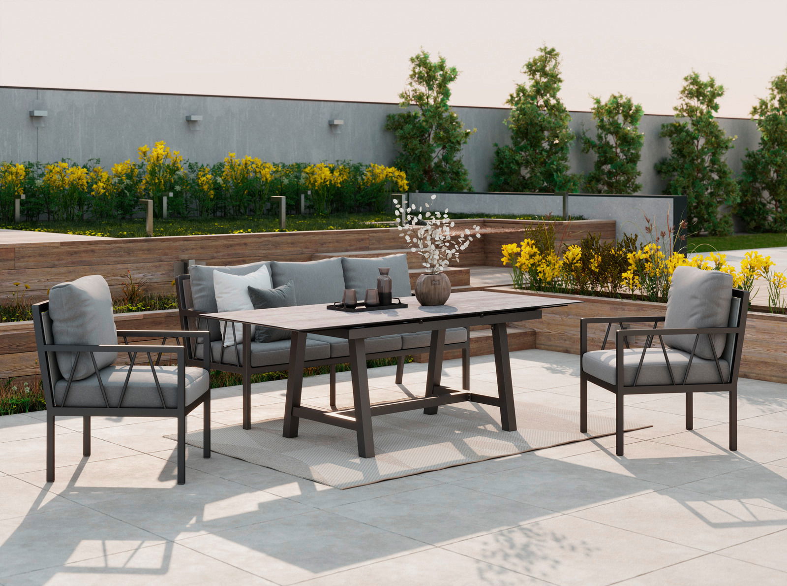 Amatio Gartenbank 3er ZAMORA Moderne Gartenmöbel-Set mit einem Tisch und zwei Sesseln auf einer Terrasse, umgeben von grünen Pflanzen, seitliche Perspektive