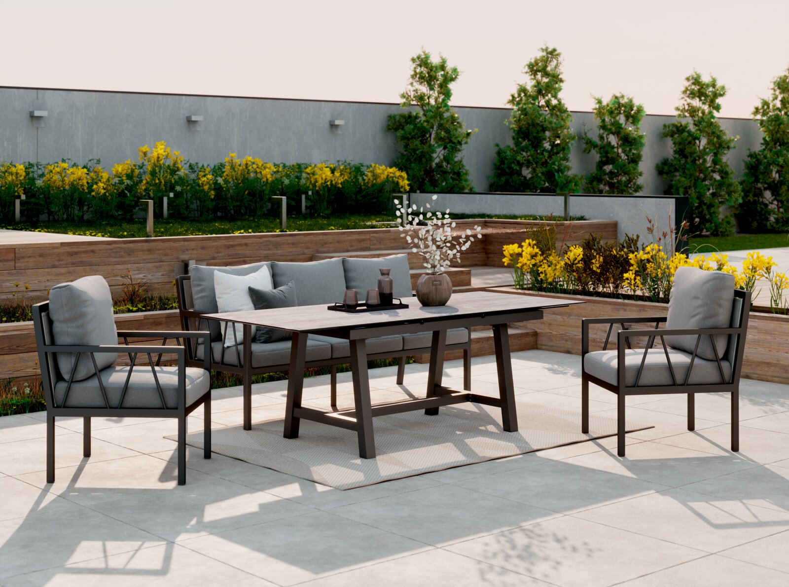 Amatio Gartenbank 3er ZAMORA Moderne Gartenmöbel-Set mit einem Tisch und zwei Sesseln auf einer Terrasse, umgeben von grünen Pflanzen, seitliche Perspektive