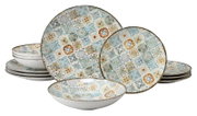 Bunt gemustertes Keramik-Geschirrset mit Tellern und Schalen im Patchwork-Fliesen-Design in Blau, Beige und Orange, schräg von vorn fotografiert auf weißem Hintergrund