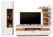 Moderne Wandkombination mit weißem und holzfarbenem Design, bestehend aus einem hohen Schrank, einem TV-Board und Regalen, frontal abgebildet.