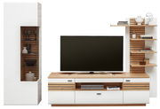 Moderne Wandkombination mit weißem und holzfarbenem Design, bestehend aus einem hohen Schrank, einem TV-Board und Regalen, frontal abgebildet.