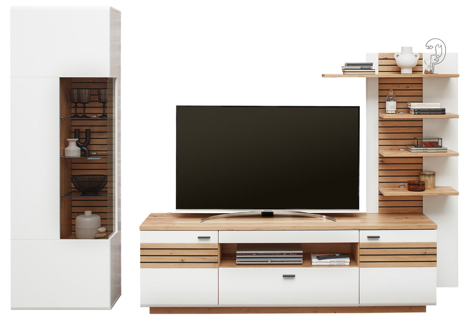 Moderne Wandkombination mit weißem und holzfarbenem Design, bestehend aus einem hohen Schrank, einem TV-Board und Regalen, frontal abgebildet.
