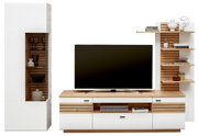 Moderne Wandkombination mit weißem und holzfarbenem Design, bestehend aus einem hohen Schrank, einem TV-Board und Regalen, frontal abgebildet.