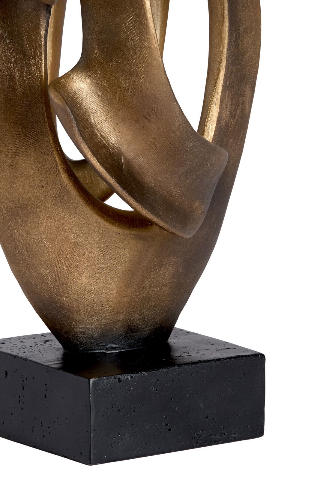 Nahaufnahme eines goldenen Ornaments auf einem schwarzen Sockel, seitliche Perspektive